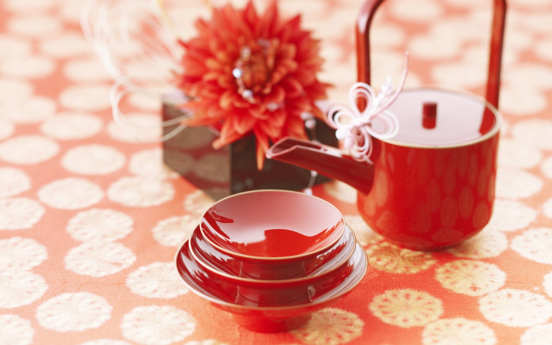 present kettle tea saucers cup