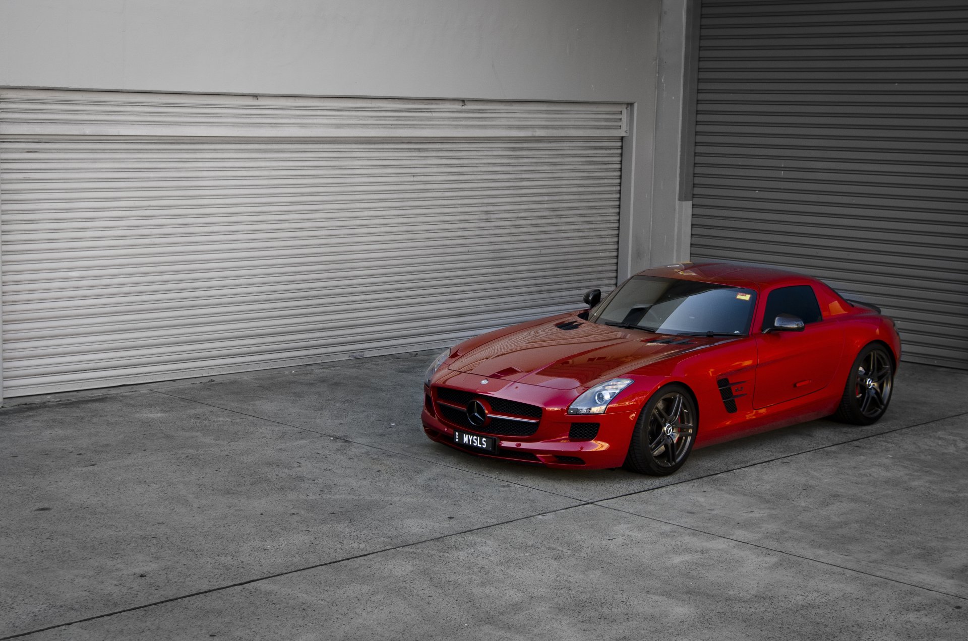 mercedes benz sls amg rosso mercedes benz sls amg rosso vista frontale riflessione colorato specchi neri