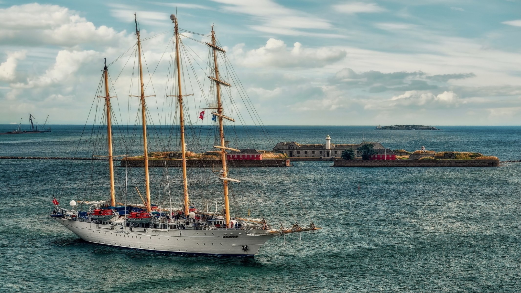 woda akwen port statek żaglówka budynki wyspa niebo chmury