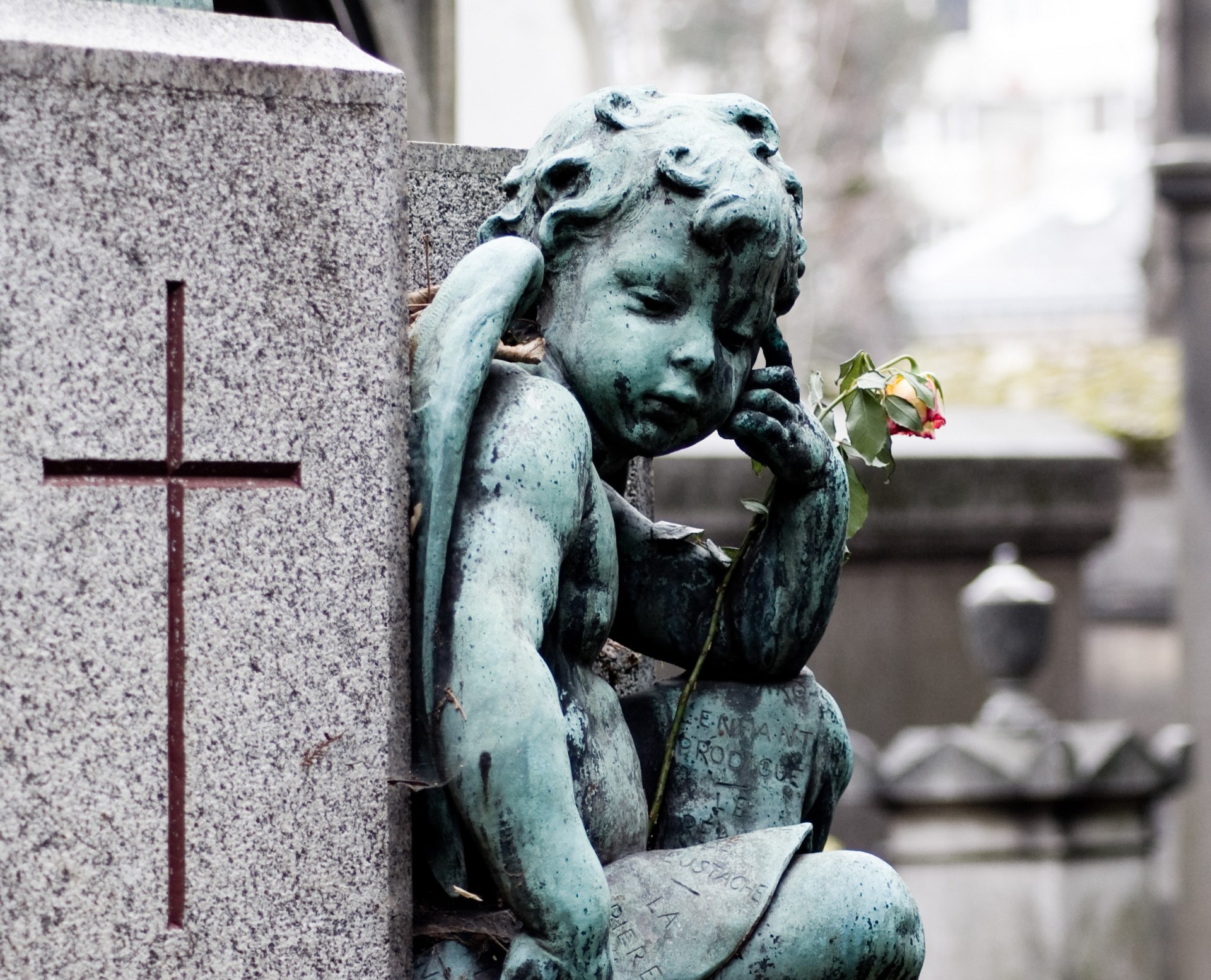 engel skulptur kreuz blume