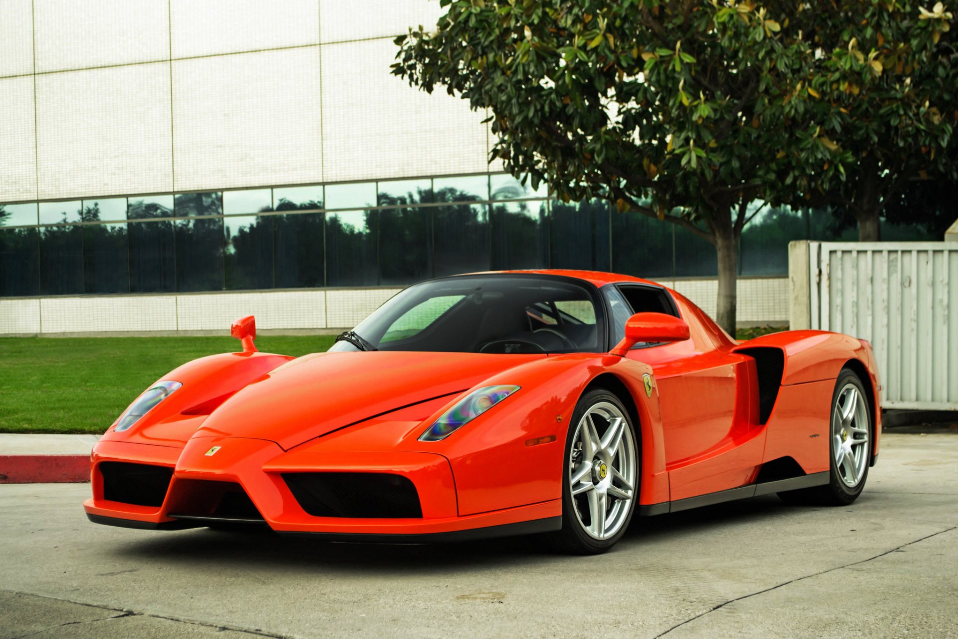 ferrari enzo rojo ferrari rojo vista frontal árbol edificio ventanas