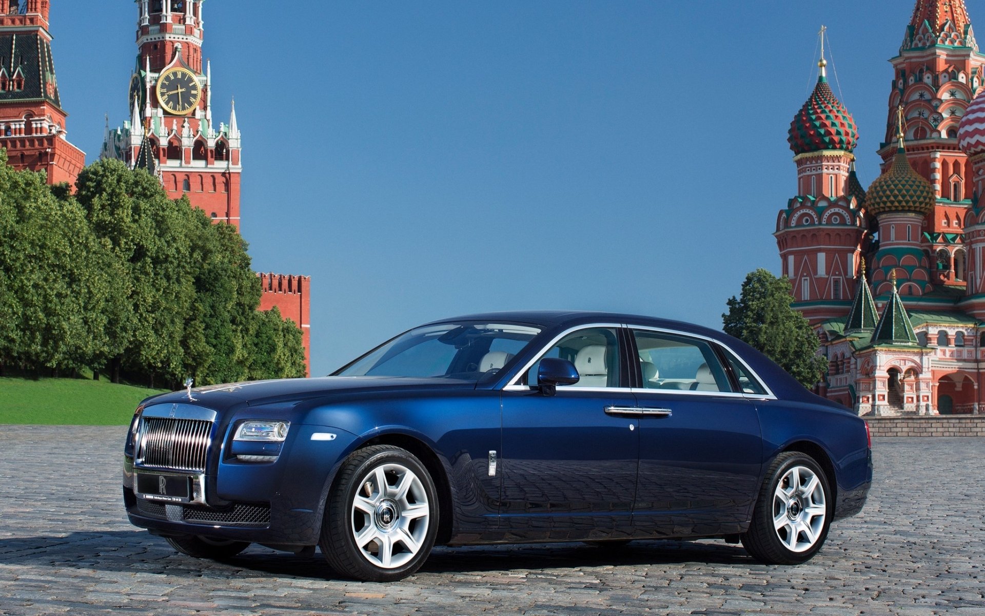 rolls-royce.ghost удлиненной колесной базой роллс-ройс гост синий передок лимузин красная площадь собор василия блаженного кремль спасская башня небо