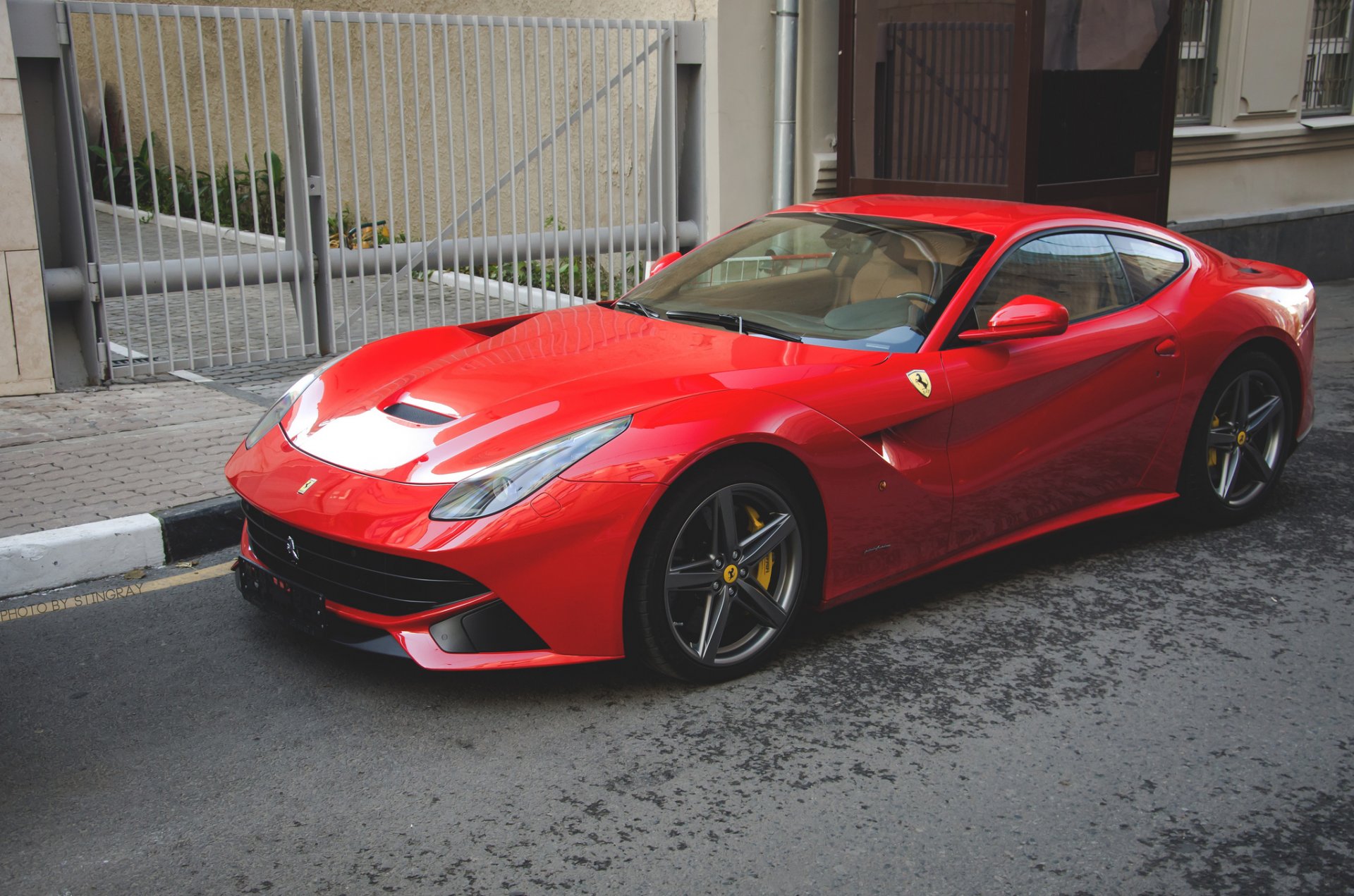 ferrari f12 berlinetta rouge