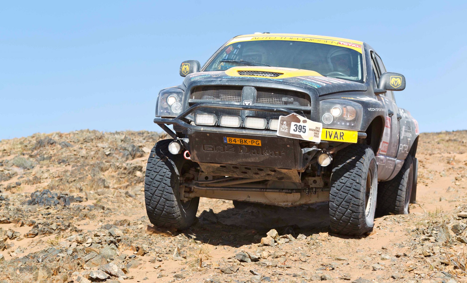 dodge ram dakar rally suv frente faro desierto rally carrera deporte día dodge auto coche jeep