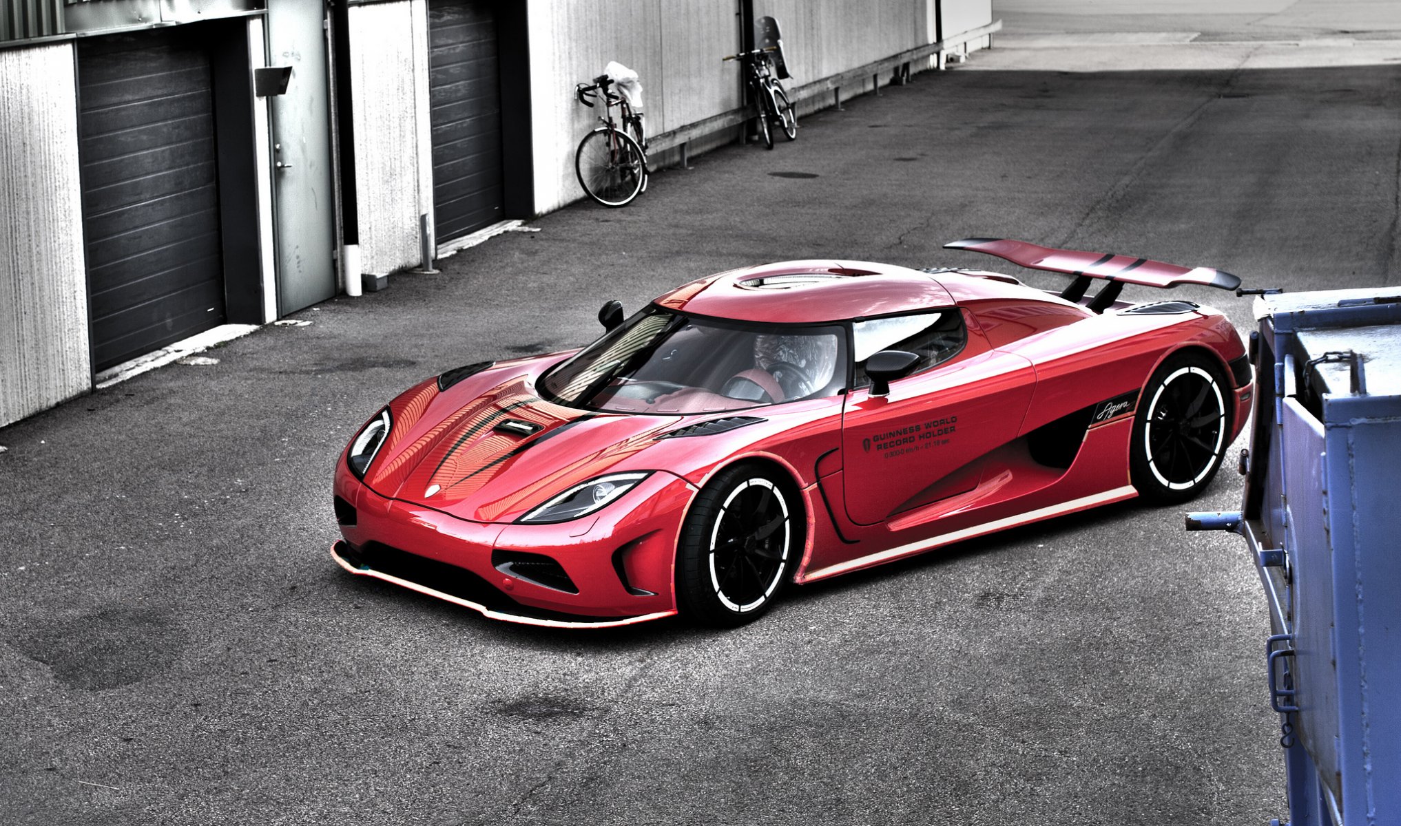 koenigsegg agera r rot supercar fahrrad agera r rot gebäude