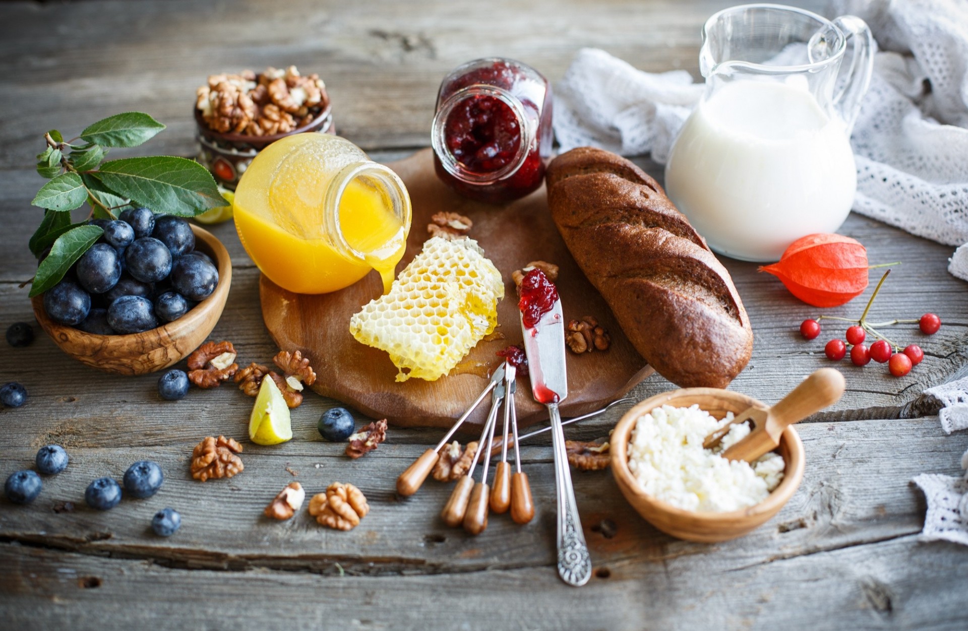 cama bayas miel pan leche queso mermelada arándanos nuez