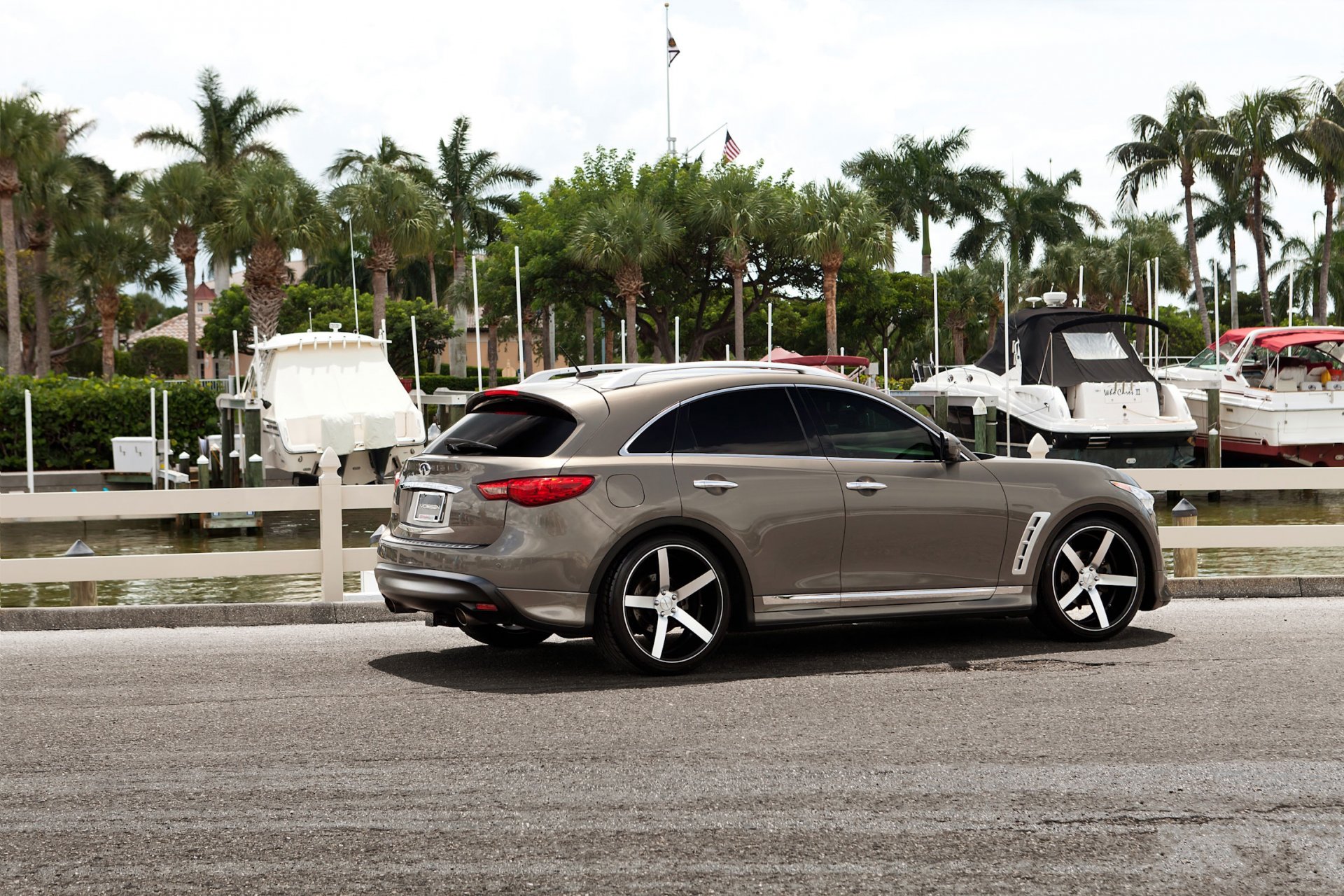 infiniti fx auto coches tuning muelle cielo palmeras yates nubes