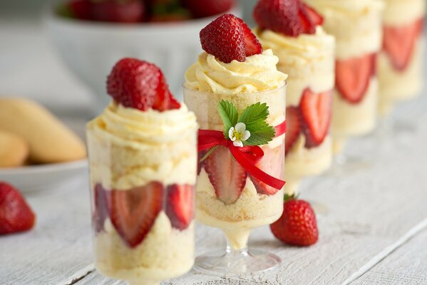 Postre de fresa en un vaso