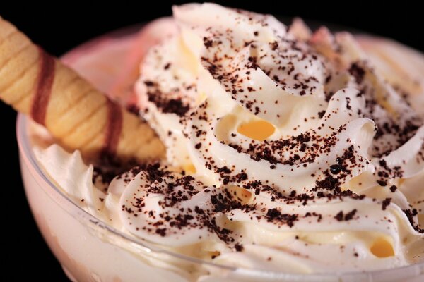 Helado con crema batida y Waffle stick