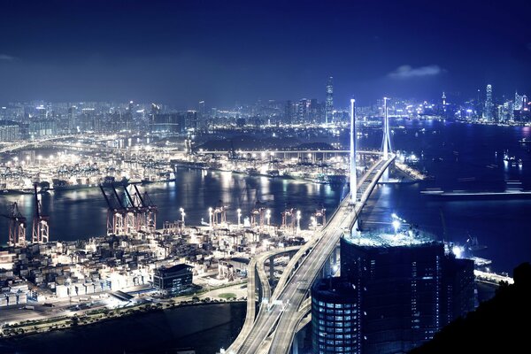 Die Stadt Hongkong bei Nacht mit Brücken und Brücken