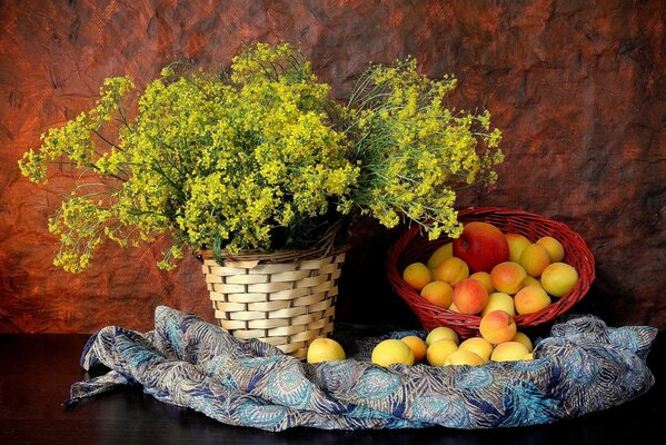 Fruits d été sur fond de fleurs