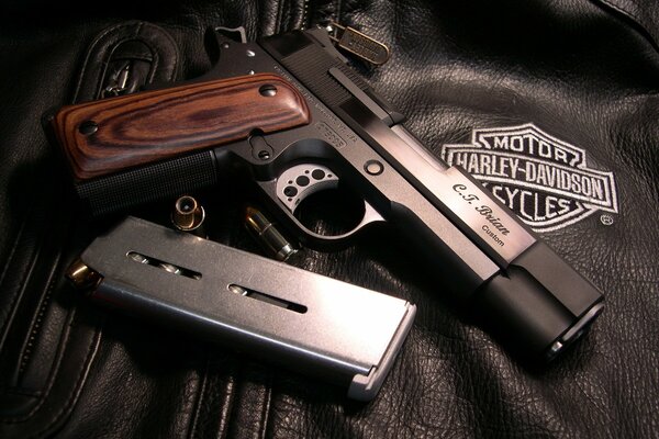 Colt nero con clip in pelle