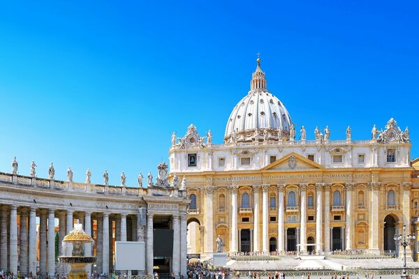 Die Kathedrale im Vatikan vor dem Hintergrund des blauen Himmels