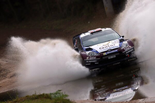 Coche pasa un enorme charco durante la competencia