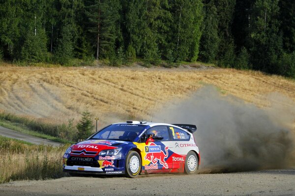 Un coche de carreras monta en la competencia