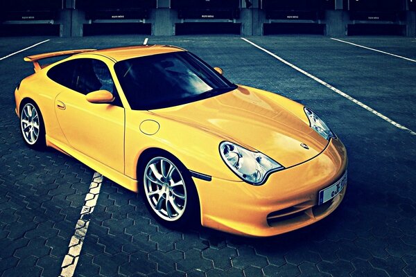 Żółte tuningowane Porsche, widok z góry