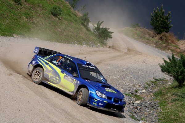 El coche deportivo desciende de la montaña sobre la arena con grava