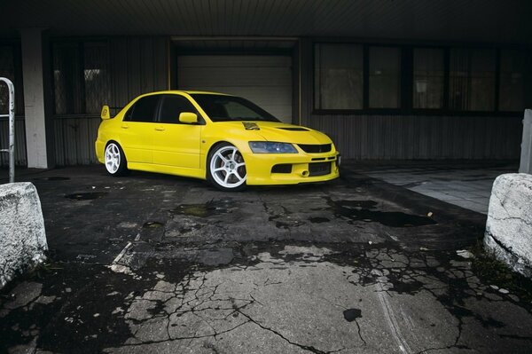 Voiture Mitsubishi lancer Evolution de jaune