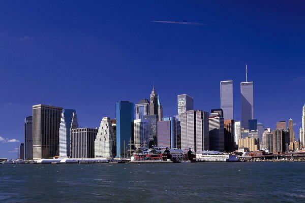 Vista de los rascacielos de nueva York desde la orilla opuesta