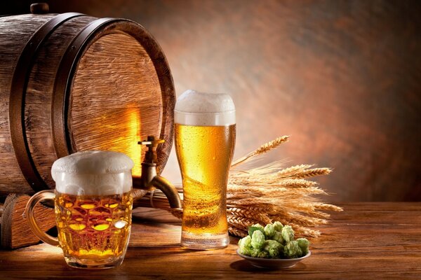 Holzfass, Hopfen und Bierbecher