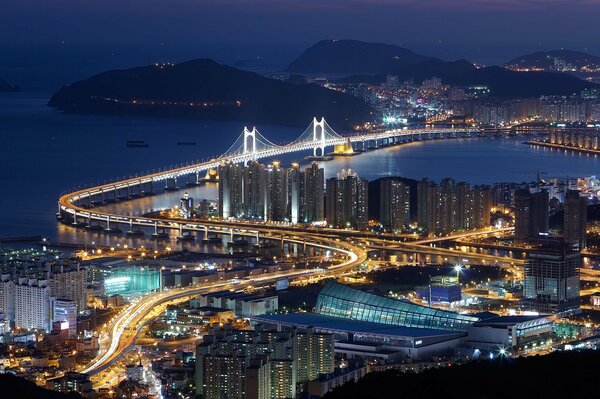 Hermosa ciudad en las luces de la noche