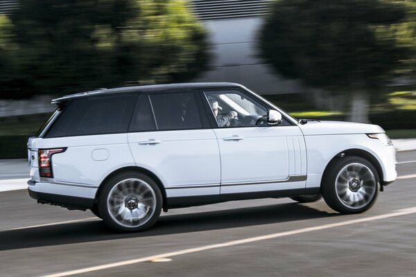 Coche blanco a la velocidad