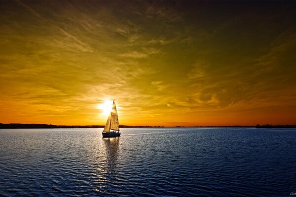 Un yacht en apesanteur flotte au coucher du soleil