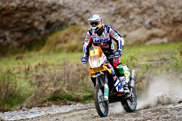 Corredor de motos deportivas en la pista de alta velocidad