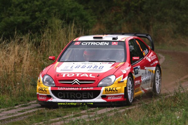 Rally Citroen con pubblicità sul cofano e sui lati in gara