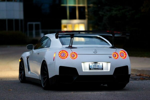 Hermoso coche deportivo blanco nissan GTR r35