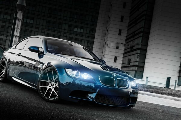 Stylowy Tuning bmv e92 na tle szarego miasta