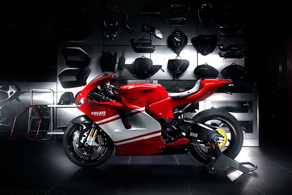 Sportbike Ducati z efektownym podwieszaniem na tle stelażu z częściami zamiennymi