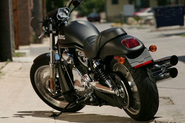 Moto noire Harley-davidson. Ville américaine