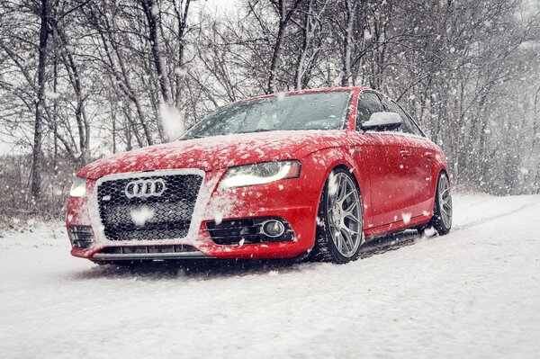 Ein steiler roter Audi auf einer Winterstraße