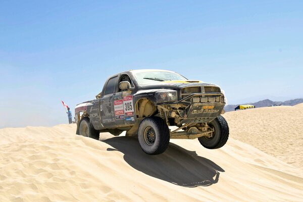 Schwarzer Jeep nimmt an einem Offroad-Rennen teil