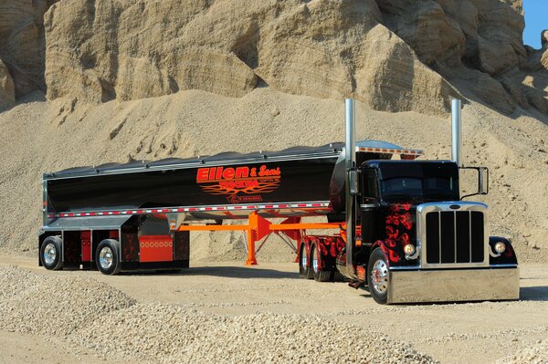 Długa ciężarówka stoi na pustyni