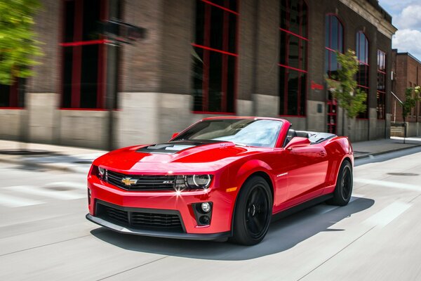 Hermoso coche deportivo rojo Chevrolet Camaro