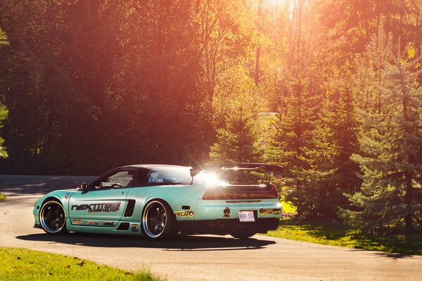 Tuning honda nsx dans les rayons du soleil de la forêt