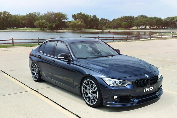 Der dunkelblaue BMW 3er zeigte sein Tuning