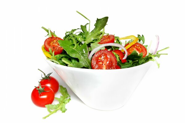 Ensalada con tomates, hierbas y cebollas