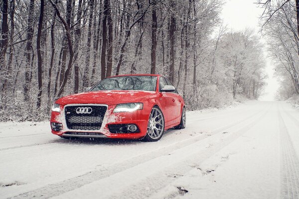 Audi S4 rouge sur une route enneigée