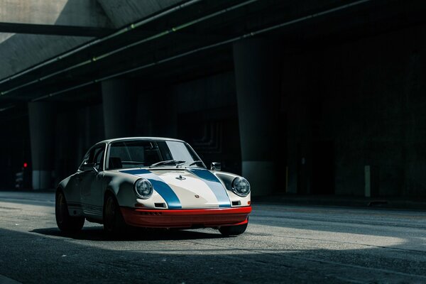 Porsche 911 str clásico en la carretera