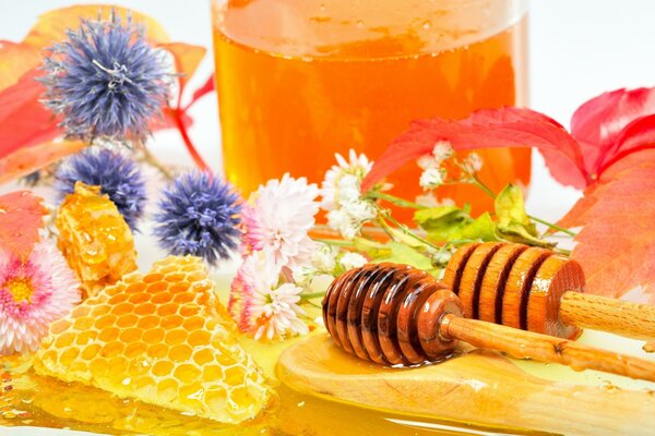 Eat flower honey with a wooden spoon