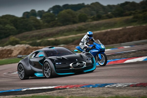 Sur la piste voiture noire et moto noire