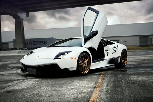 Cooler weißer Lamborghini auf dem Parkplatz