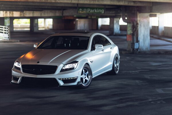 Mercedes tuning sur le parking