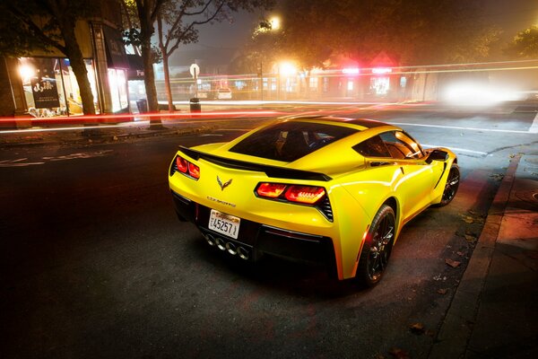 Une voiture de sport jaune fait le tour de la ville