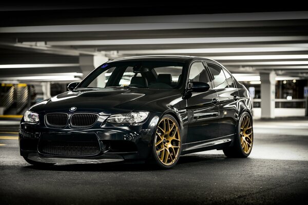 BMW M3 azul oscuro en el estacionamiento