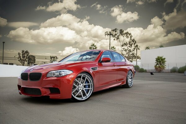 Hermoso coche rojo contra el cielo