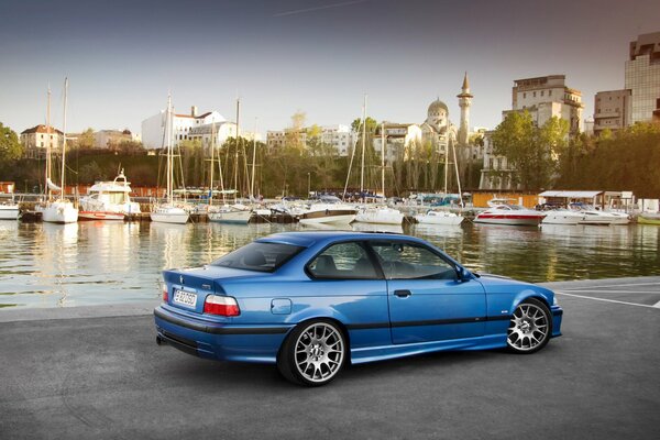 Tre BMW sul lungomare, sullo sfondo di yacht